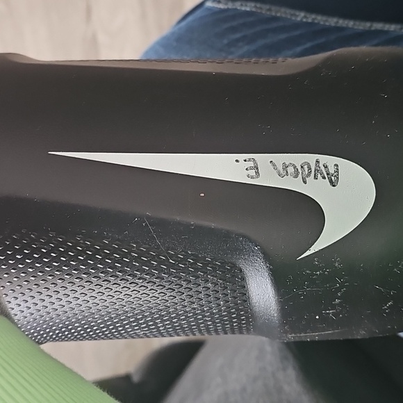 Nike sports drink holder with handle. 64 fl oz. Black and white - Picture 3 of 7